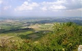 Montalcino - Itálie - Toskánsko - krajina v okolí Montalcino s vinicemi které dávají výborné víno