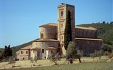 Montalcino - Itálie - Toskánsko - Sant´Antimo, benediktýnské opatství u Montalcina, karolínská stavba z 8.století, přestavěná částečně v 12.stol.