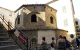 Albenga - Itálie - Ligurie -  Albenga, desetiboké baptisterium z 5.století.