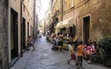 Albenga - Itálie - Ligurie - Albenga, i v historických uličkách centra kypí živo