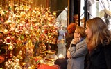 Štýrský advent vlakem, Graz a průvod čertů  Krampuslauf 2022 - Rakousko - Štýrský Hradec - výlohy plné vánočních ozdob