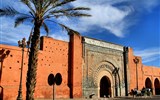 Památky UNESCO - Maroko - Maroko - Marrakesh - městské hradby s bránou