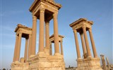 Sýrie - Sýrie - Palmyra, tetrapylon, tvořený 4 skupinami po 4 sloupech na čtvercové základně