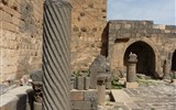Sýrie - Sýrie - Bosra, ochozy citadely z čediče působí nedobytným dojmem