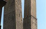 Bologna - Itálie - Bologna - věže Garisenda vlevo a vpravo Asinelli, kdysi jich ve městě bylo přes stovku
