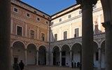 Řím, Orvieto, Perugia a koupání v Rimini 2022 - Itálie - Marche - Urbino, nádvoří Palazzo Ducale