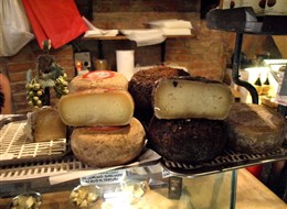 Itálie - Toskánsko - ovčí sýry typu pecorino jsou vhodné do salátů, k jídlu s hruškami či medem nebo na srouhání
