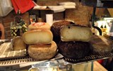 Toskánská kuchyně - Itálie - Toskánsko - ovčí sýry typu pecorino jsou vhodné do salátů, k jídlu s hruškami či medem nebo na srouhání