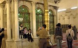 Sýrie - Sýrie - Damašek, hrobka Jana Křtitele a fotí se u ní místní