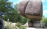 Gaskoňsko, zelené srdce Francie a kanál du Midi - Francie - Gaskoňsko - Le Sidobre, Roc de la Peyro Clabado, viklan o váze přes 800 tun