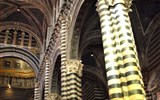 Gurmánské Toskánsko a oblast Chianti 2023 - Itálie - Toskánsko - Siena, interiéry katedrály v černé bílé, v městských barvách
