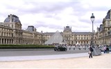 Paříž a královské zámky a sídla v okolí - Paříž - Louvre, původní pevnost přestavována 1515-1870, uprostřed skleněná pyramida z r.1989