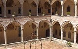 Assisi - Itálie - Assisi - Sacro Convento, nádvoří kláštera, 1228-39