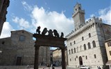 Toskánská vína - Itálie - Montepulciano, Palazzo comunale a katedrála Santa Maria Assunta, vpředu kašna (1520) s medicejskými lvy a griffiny
