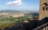 Krásy Toskánska a mystická Umbrie 2023 - Itálie - líbezná krajina při pohledu z historických hradeb Montepulciana