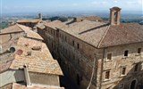 Montepulciano - Itálie - Toskánsko - Montepulciano, prejzové střechy z věže Palazzo Comunale