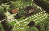 Frísko, země vody a větrných mlýnů - Německo - Menkenmaborg - cihlový zámek ze 14.stol, přestavěný kolem 1700