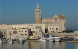 Kalábrie a Apulie, toulky jižní Itálií s koupáním 2022 - Itálie - Trani - románská katedrála s arabskými motivy, 1143, věže 1230-39
