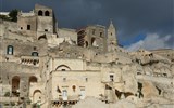 Kalábrie a Apulie, toulky jižní Itálií s koupáním 2021 - Itálie - Matera - vznikla před 9.000 lety a nepřetržitě obývána, část obydlí vytesána do skály