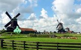 Střední Holandsko - Holandsko - Zaanse Schans, větrné mlýny krájí svými lopatkami oblohu a mraky se uhývají