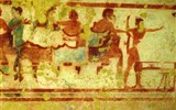 Tarquinia - Itálie - Lazio - Tarquinia, Hrobka 5513, detail hodovní scény, muži leží a ženy za nimi stojí, památka UNESCO