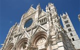 Pěšky po kraji Toskánsko, údolí UNESCO Val d'Orcia 2023 - Itálie - Siena - Duomo, na průčelí použit bílý a růžový mramor, doplněný černým čedičem