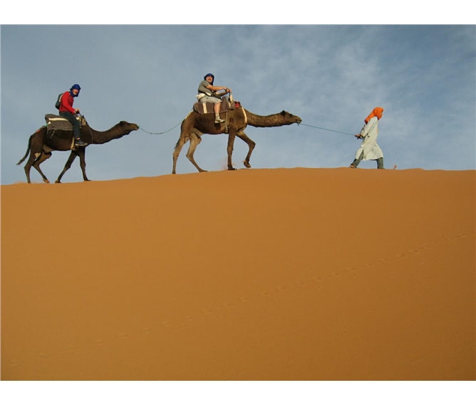 Maroko, země tisíce barev a vůní 2023 - Maroko - písek a velbloudi patří z obvyklé představě této země