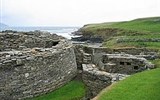 Skotsko (UK) - Velká Británie - Skotsko - Orkneje, Midhowe Broch, neolitické pohřebiště, památak UNESCO