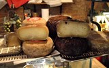 Toskánsko - Itálie -  Montalcino, vpravo grattacio, další typ sýra pecorino