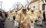Maďarsko - Maďarsko - Moháč - slavnosti Busójárás, mladí muži oblečení do ovčích roun s maskami
