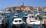 Istrijský poloostrov - Chorvatsko - Rovinj - staré město z přístavu