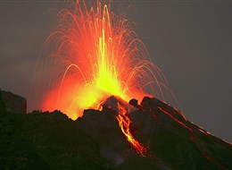 Itálie - Liparské ostrovy - Stromboli, noční erupce