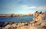 Normanské ostrovy Jersey a Guernsey letecky - Anglie - Guernsey - skalnaté pobřeží