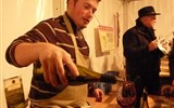 festival vína - Francie - Beaujolais - Beaujeu, v obřím stanu je možno ochutnat víno z 10 nejlepších vinic Beaujolais
