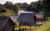 Moskva letecky a poklady ruských carů - Rusko - Suzdal - skanzen, seníky na chůdách