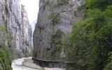 Turistika ve Švýcarsku pod Jungfrau-Eiger - Švýcarsko - Aareslucht, průrva řeky Aare skrz vápencový masiv