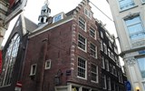 Holandsko, Velikonoce v zemi tulipánů s ubytováním v Rotterdamu 2023 - Holandsko - Amsterdam - domy v čtvrti Nieuwe Zijde