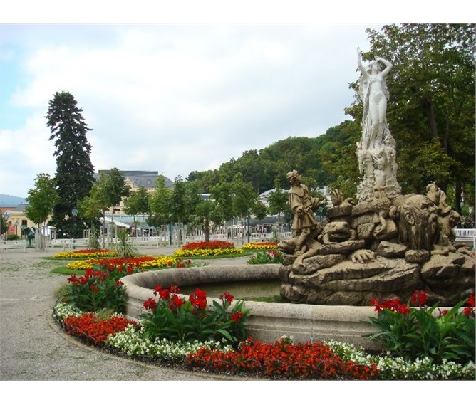 Slavnost růží v Badenu a Schönbrunn - Rakousko - Baden - Kurpark, zahrada založena 1792