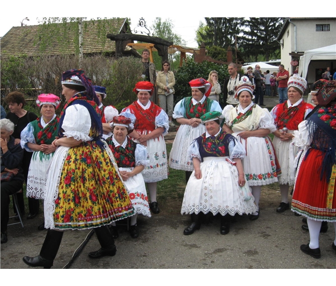 Termální wellness Velikonoce v Maďarsku a slavnost UNESCO 2022 - Maďarsko - velikonoce v Hollókö - lidové kroje palócké menšiny