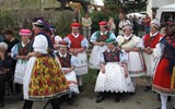 Maďarské slavnosti - Maďarsko - velikonoce v Hollókö - lidové kroje palócké menšiny