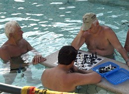 Maďarsko - Budapešť - Szechenyiho lázně, šachisté v bazénu