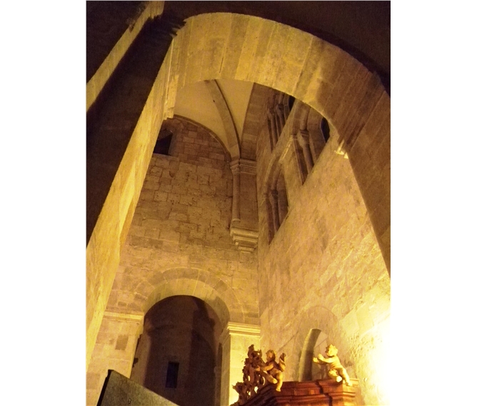 Burgenland a cesta historie Rakouska - Rakousko - Heiligenkreuz, interiér kolegiátního kostela sv.Kříže, románský