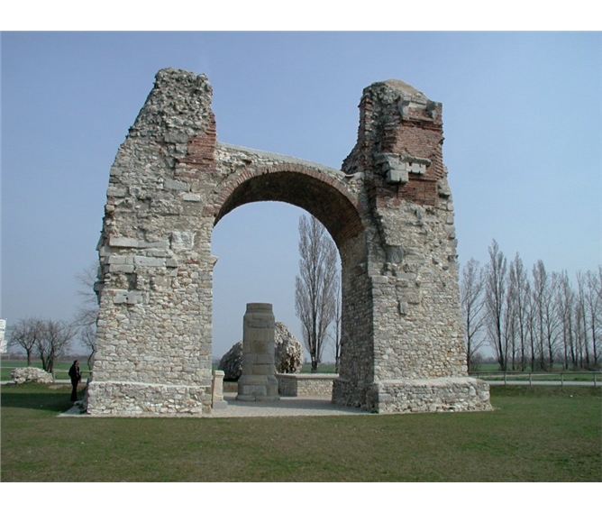 Burgenland, sluneční strana Rakouska - Rakousko - Carnuntum - Heidentor, zbytek triumfálního monumentu Constantina II, 354-361