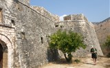 Korfu a jižní Albánie 2024 - Albánie - Porto Palermo, pevnost z 19.stol. vznikla přebudováním. starší benátské pevnosti, stěny 20 m vysoké