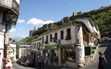 Památky UNESCO v zemích Balkánu - Albánie - Gjirokastra, staré město hlídá hrad