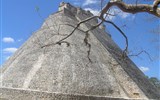 Mexiko, bájná země Mayů, Aztéků a kouzelné přírody 2022 - Mexiko - Uxmal, Kouzelníkova pyramida, eliptický půdorys, pyramidální chrám, 38 m vysoká