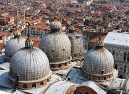 Benátky a ostrovy, památky a výstava La Biennale 2022 Benátky a okolí Itálie - Benátky - kopule chrámu San Marco z kampanily