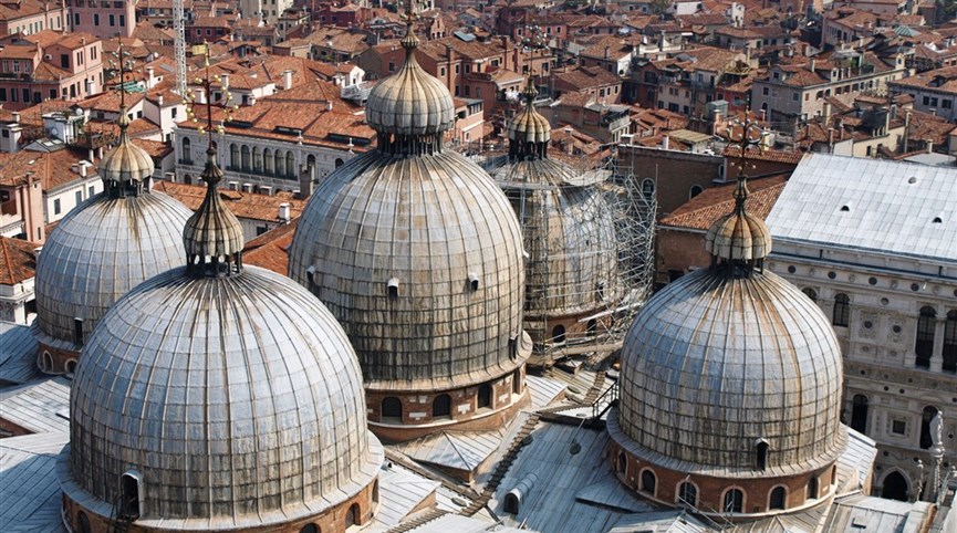 Benátky a ostrovy, památky a 60. Bienále 2024  Itálie - Benátky - kopule chrámu San Marco z kampanily