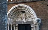 Lazio - Itálie - Lazio - Tuscania, S.Maria Maggiore, románský, 1050-1206, Madona s dítětem, vlevo Útěk do Egypta, Obětování Izáka, vpravo Agnus Dei
