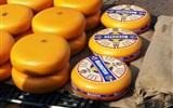 Nizozemsko - krajina větrných mlýnů, tulipánových polí a sýrů - Holandsko - Alkmaar, trh se sýry, bochníky goudy o váze 2-4 kg